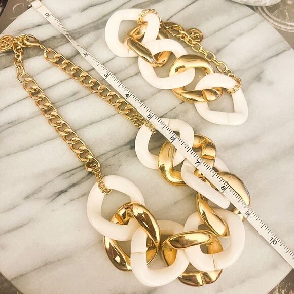 Ben Amun Chunky Acrylic Link Jewelry Set White and Gold Toned Necklace Bracelet - Picture 4 of 5